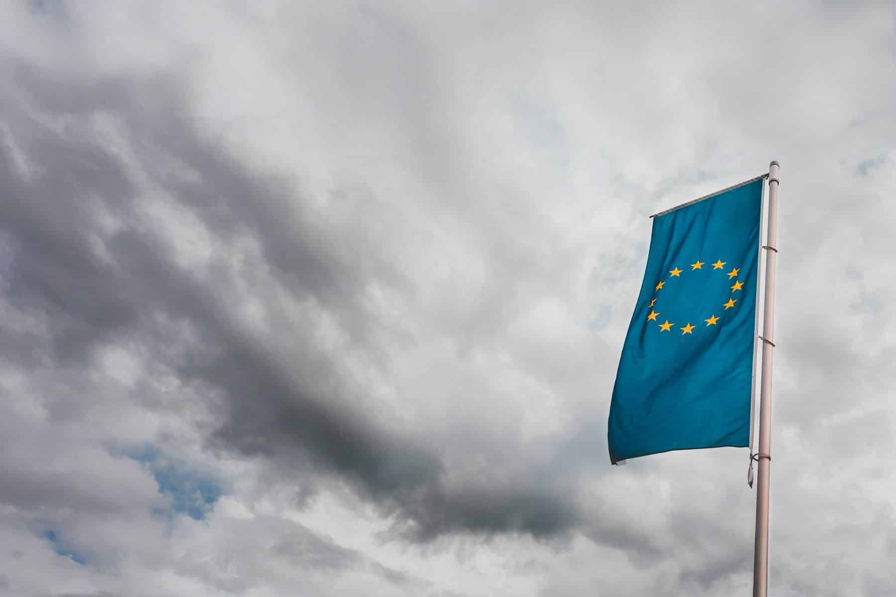 Drapeau de l'Union européenne illustrant les nouvelles réglementations environnementales sur les émissions de particules de freinage.